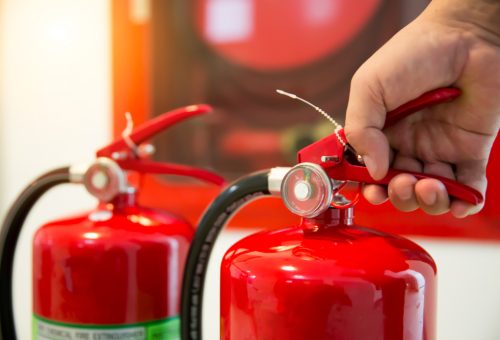 Extintor de incêndio em área fechada.