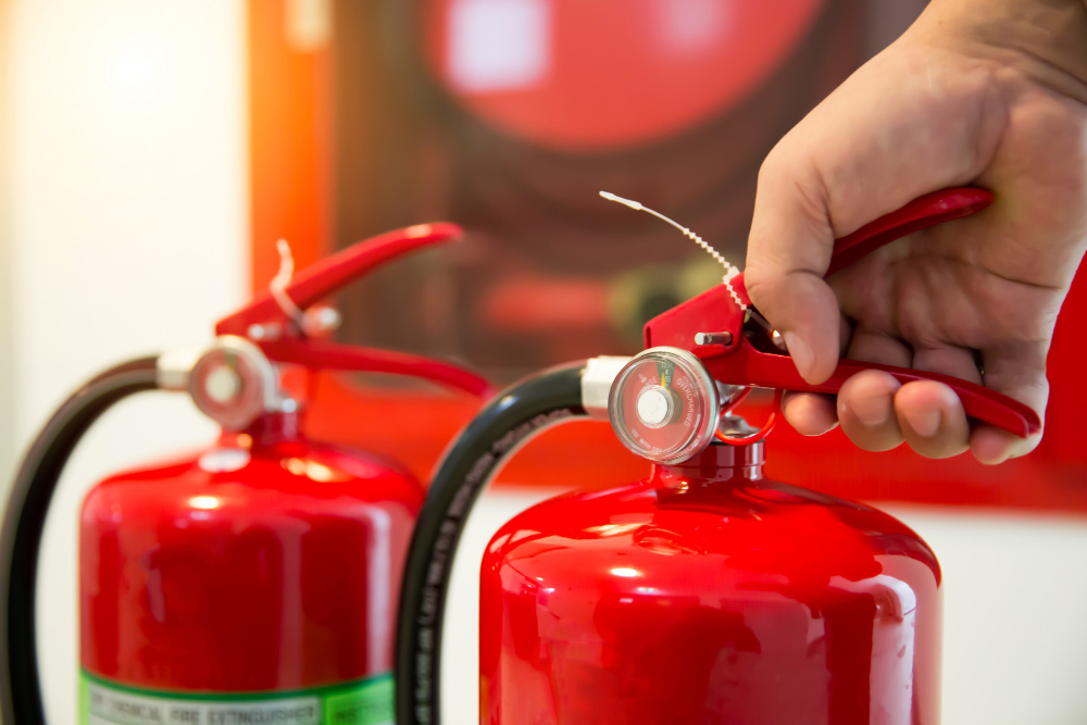 Extintor de incêndio em área fechada.