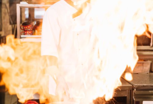 Estar atento às normas é essencial para evitar incêndios na cozinha industrial.