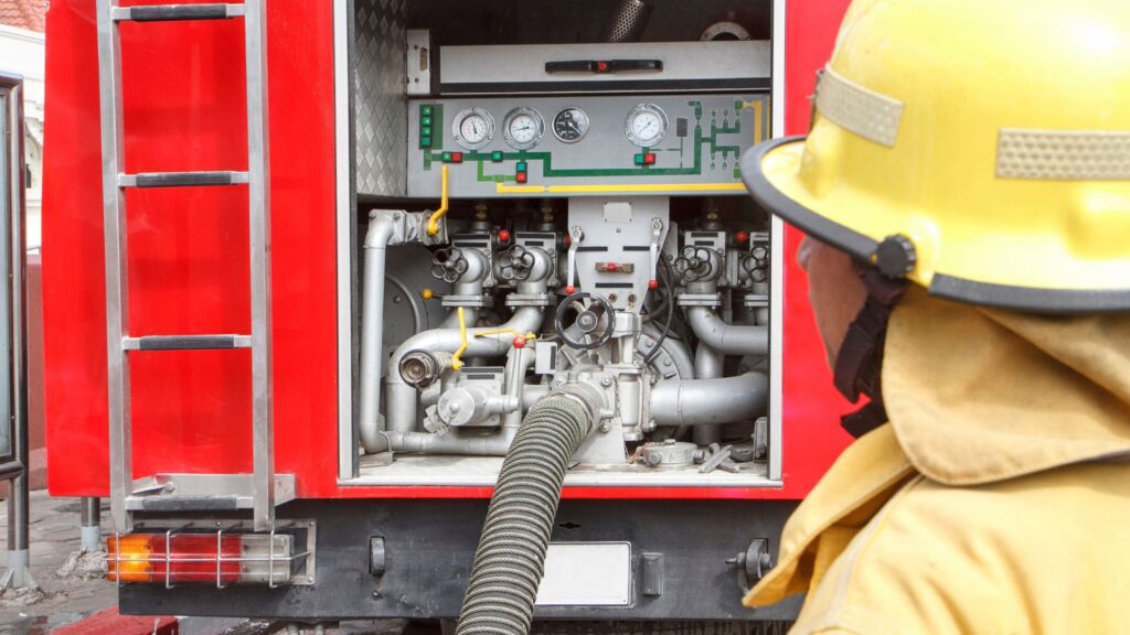 Imagem de bombeiro com caminhão de bombeiros