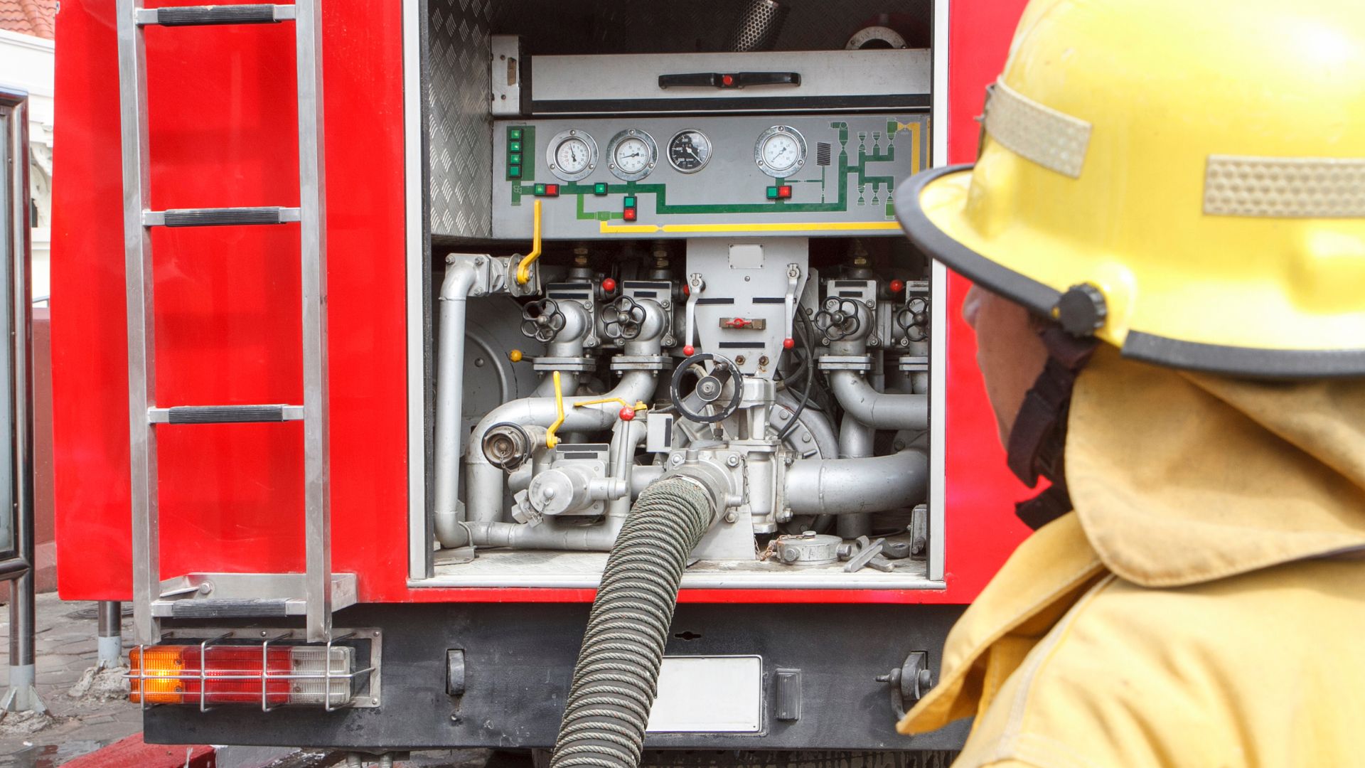Imagem de bombeiro com caminhão de bombeiros